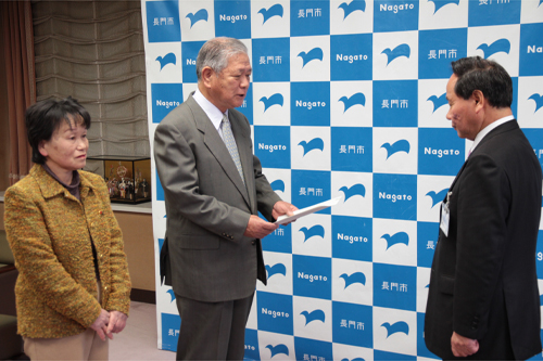 答申書を手渡す沓野会長と職務代理者の木村ひろみさん