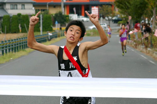 ゴールする深川中のアンカー