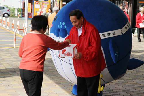この日は市内4ヵ所で啓発活動を行った