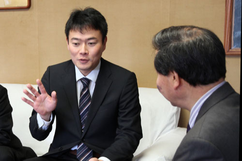 試作品について説明をする本保圭一郎代表取締役社長