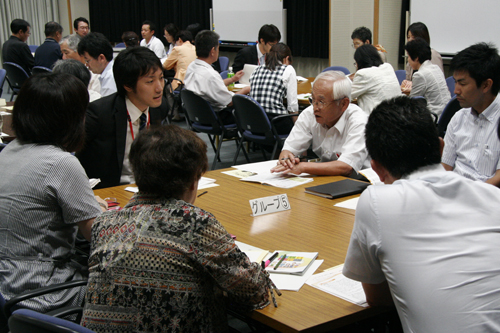 参加者の意見はそれぞれ違う。真剣な討論が行われた