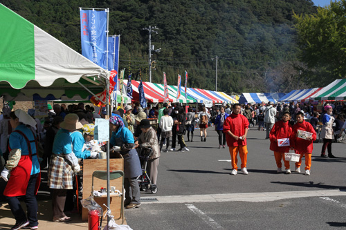 会場にはたくさんのバザーが出店