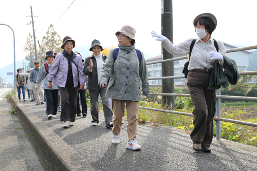約50人の参加者が三隅公民館を出発