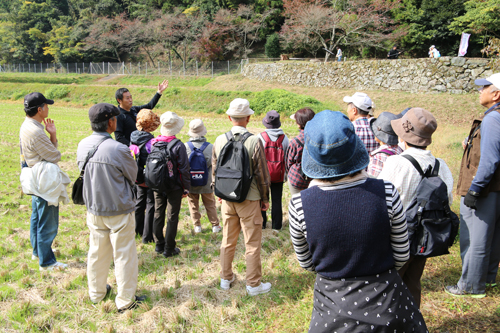 楫取素彦旧宅跡地「桜楓山荘」で説明を聞く