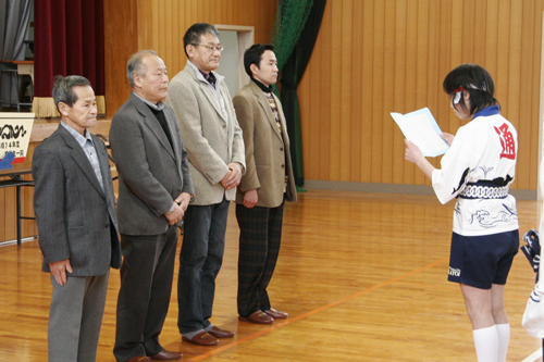 出席した通鯨唄保存会にお礼を述べる児童