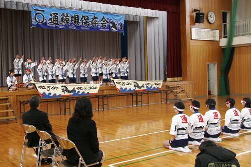 ６年生が見守る中歌う児童たち