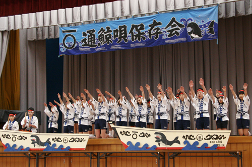 「朝の目覚め」を歌う児童