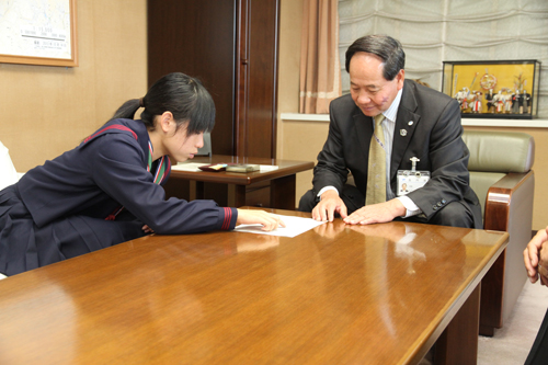 大西市長に記録を説明する