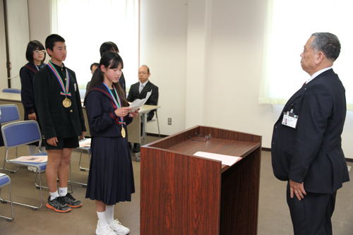 受賞者を代表して平岡里奈さんがお礼を述べる