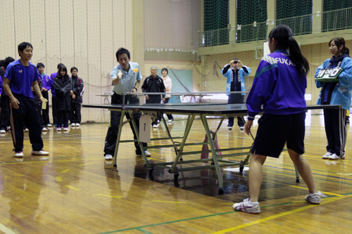 決勝戦のようす。優勝した濱谷・松永ペア（奥）