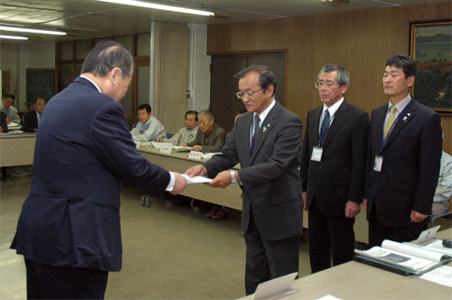 宍村会長が南野市長に報告書を提出