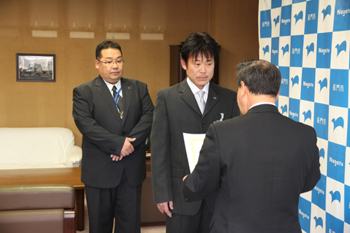 大西市長から表彰状が渡される