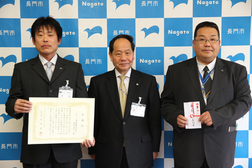 表彰を受け、記念撮影