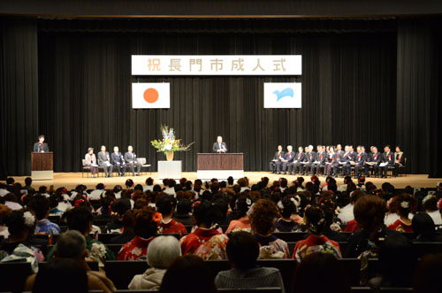 式典で式辞を述べる南野市長