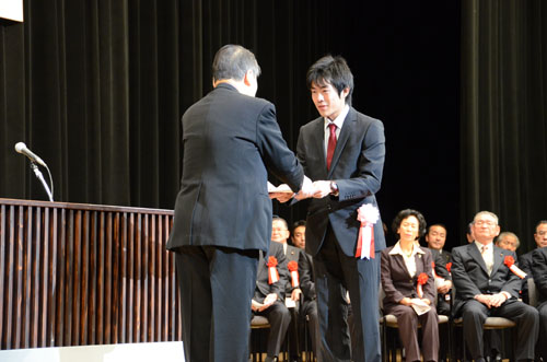 記念品を受け取る吉村謙一さん