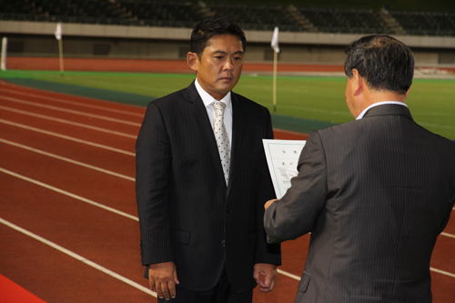 委嘱状を受ける薮木氏