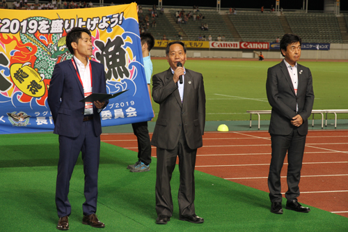 ハーフタイムに、大西市長がラグビーファンに支援を訴える