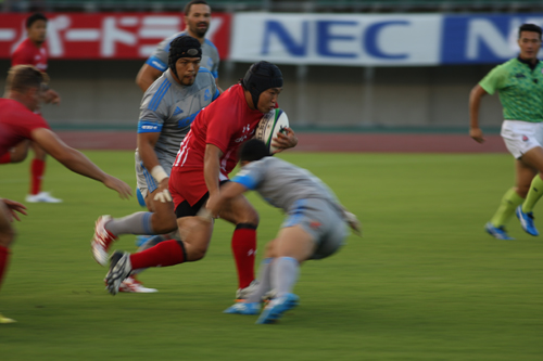 トップリーグの試合だけに、激しい接触プレーがあちこちで見られた
