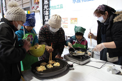 「おやき」の調理体験のようす