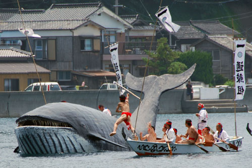 ぐじらに向かって銛を投げる