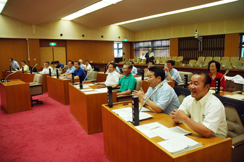 国体ｐｒ用シャツを来た議員の皆さん