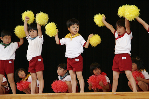 日置保育園の園児によるダンス