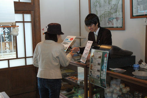 記念入館券を受け取る入館者
