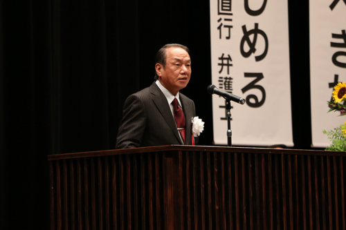 長門市手をつなぐ親の会の福田修三会長が歓迎のことばを述べる