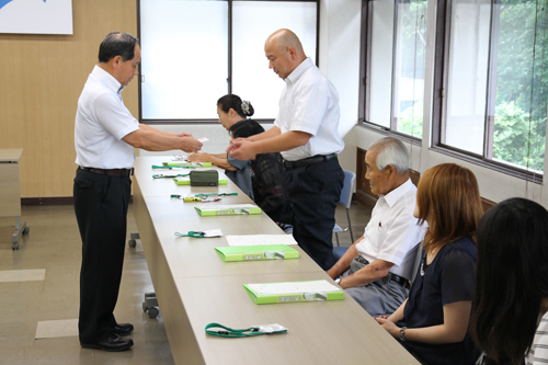 縁結び大使登録証が大西市長から手渡される
