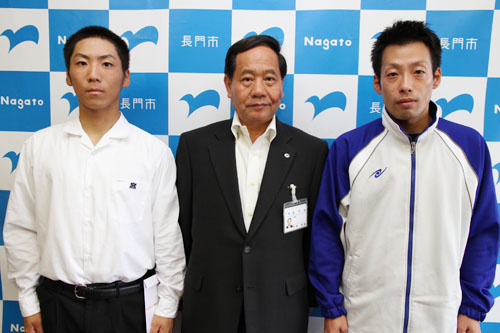 左から大津・大津緑洋高等学校軟式野球部大田主将、大西市長、濱谷　孝次さん