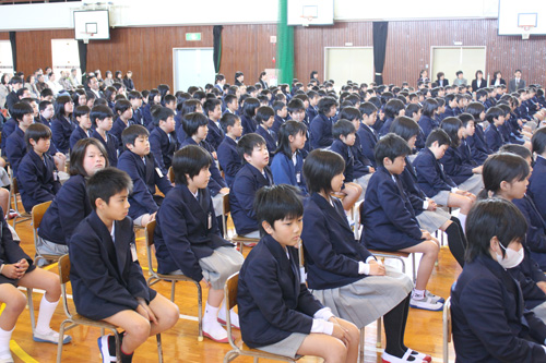 仙崎小学校の児童も話を聞く