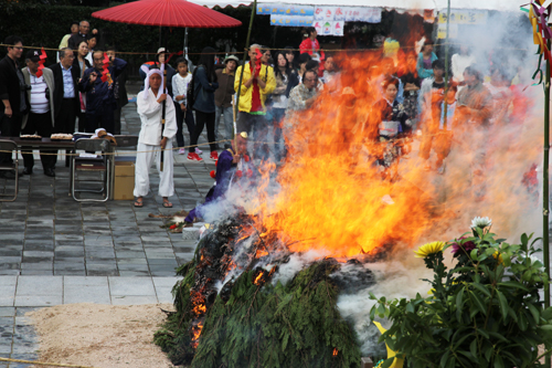 火祭りでは大きな炎が会場を引き締める