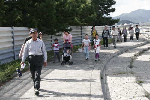 さわやか海岸を散策する参加者