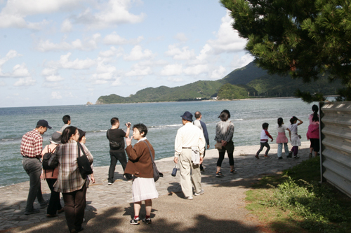 波の橋立の風景を楽しむようす