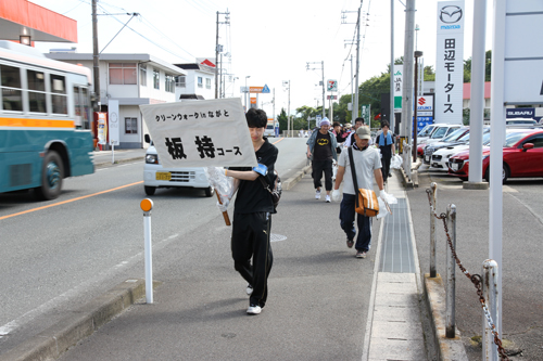 国道316号線沿いを歩く板持コース