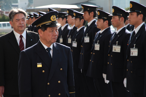 服装を点検する大西市長