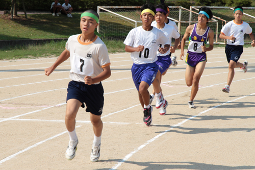 先頭集団を形成する選手（1,500m走）