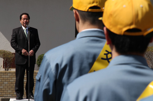 出発式にあたってあいさつをする大西市長