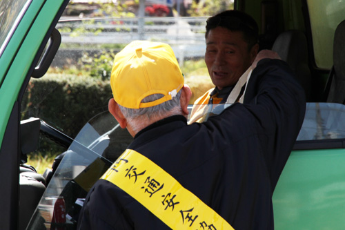 トラックの運転手にも声をかける