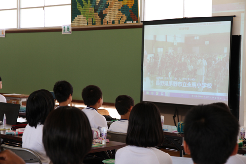 ライブ中継を見て学ぶ児童（撮影：萩原碧）