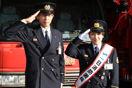 「長門市消防本部1日消防署長」に任命されたシンガーソングライターの新宅由貴子さん