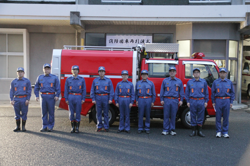 貸付を受ける仙崎分団第3部隊の隊員と記念撮影