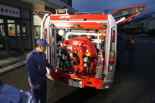 可般型の消防ポンプはリフトで下ろす