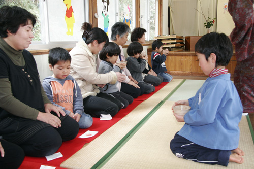 茶道を体験し、礼儀を学びました