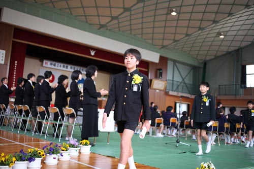 全員の拍手の中、退場