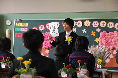 最後の学活で先生からの話を聞く