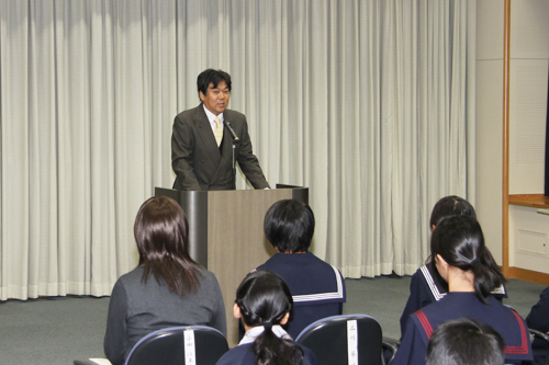 あいさつする梶山会長