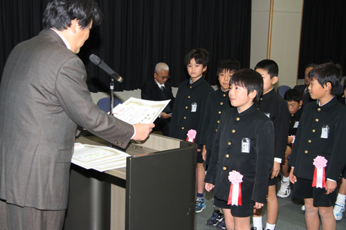 自転車で転倒した友達を助けた5人が授賞