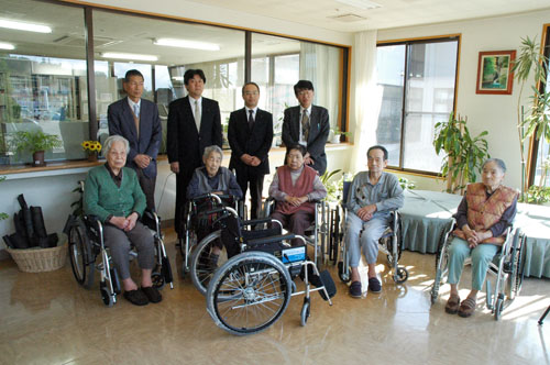 車椅子を前に記念撮影