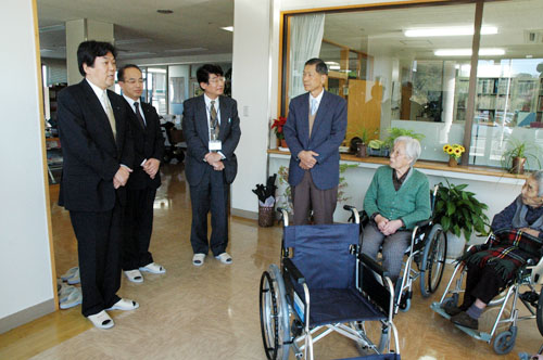 あいさつをする梶山支部長